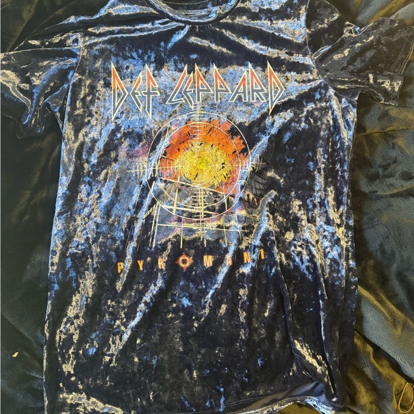 Women’s small Def Leppard shirt, used - Picture 2 of 3